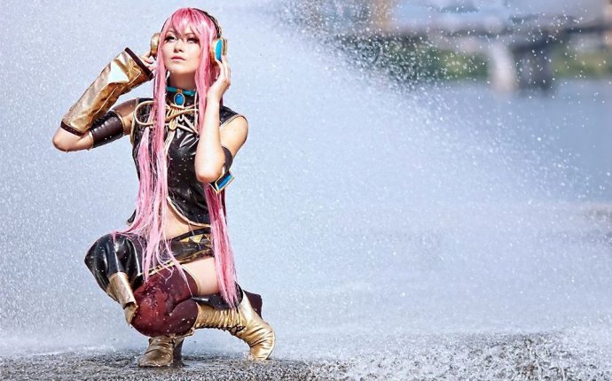 Обои Vocaloid Megurine Luka / Вокалоид Мегуринэ Лука в брызгах