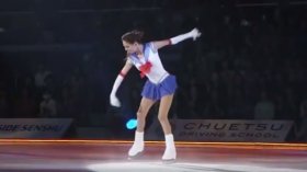 Российская фигуристка в косплее Сейлор Мун свела с ума японцев 16-летняя Евгения Медведева на показательных выступлениях в Японии выступила в образе Луны в матроске.
